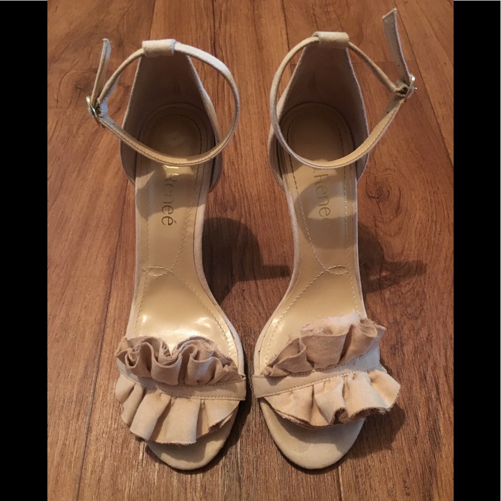 High heels pumps with ruffle over toes